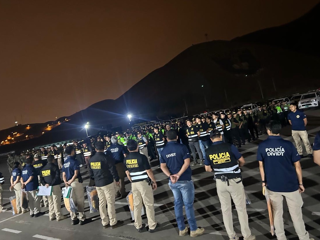 USEMBASSYPERU's tweet photo. 11 integrantes de “Los Injertos del Rímac – Nueva Generación”, vinculados al Tren de Aragua, fueron capturados. Un operativo conjunto de la @Policia_Peruana, @HSI_HQ, @MininterPeru DIGIMIN, @FiscaliaPeru FECOR y @SBSPeru UIF permitió incautar armas, explosivos, vehículos y dinero en efectivo. Juntos somos más fuertes.