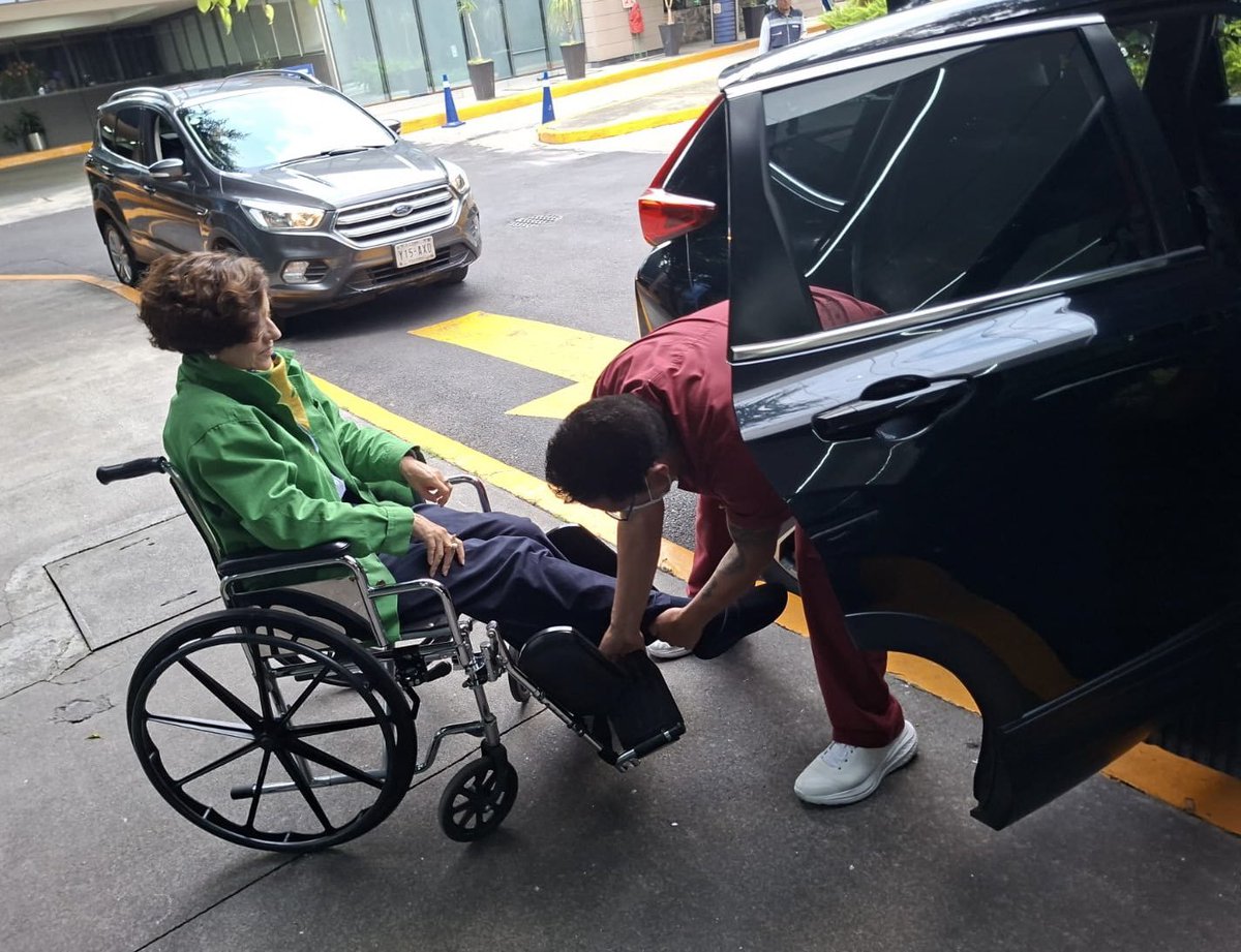 Mike_Oviedo's tweet photo. Resulta que @DeniseDresserG se operó de la cadera en un hospital privado y culpa al gobierno por no encontrar sus medicamentos.

Ni ella misma se respeta: utiliza su propia salud para golpear políticamente al gobierno. Que le exija a @RobertoMadrazo_ y al Cártel de las Medicinas. https://t.co/cieNZjtNe3