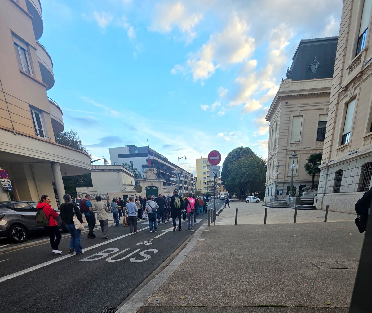 YATORHI_9's tweet photo. Mettez vous devant la mairie les fashions là, au lieu de bloquer la route la ptn https://t.co/StWZubYkzU