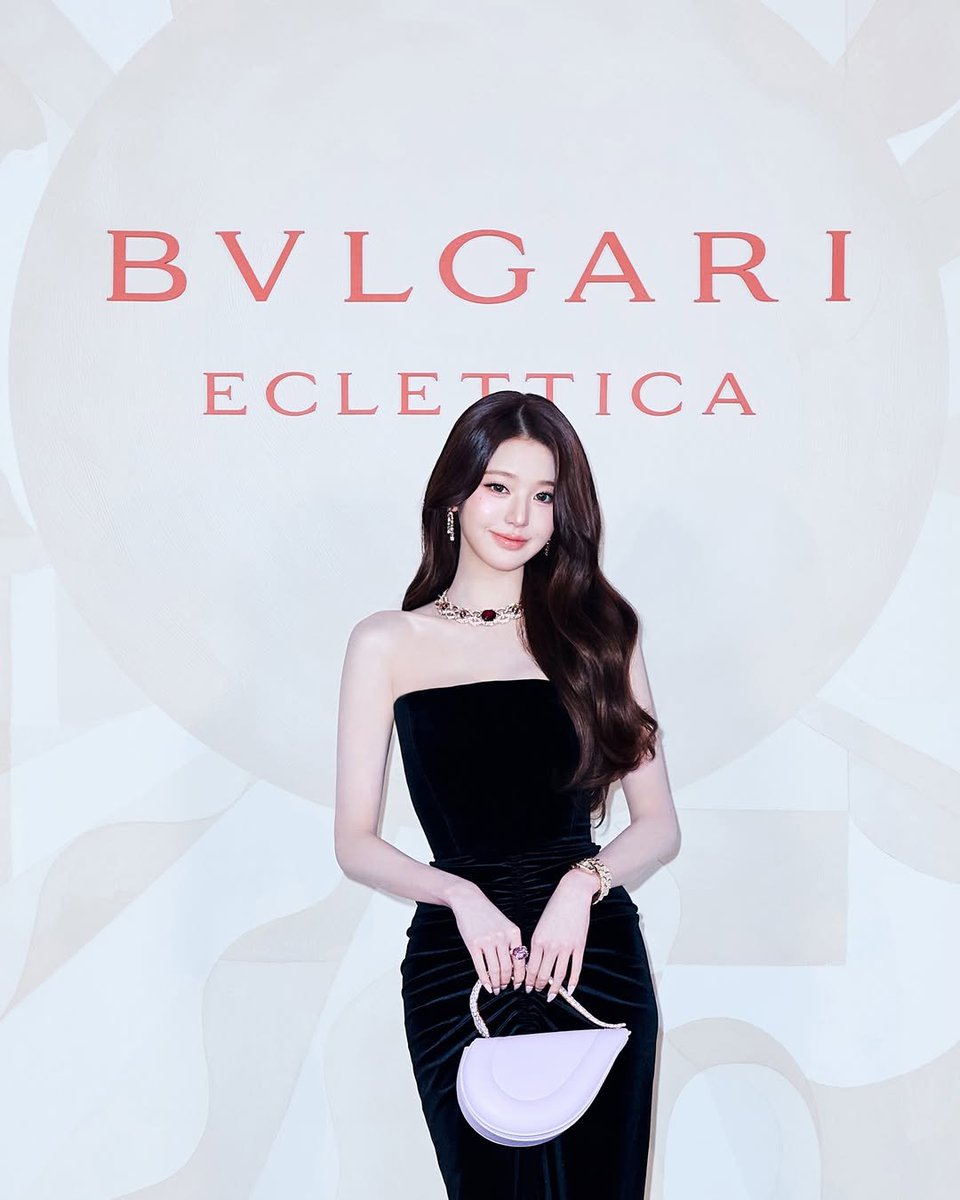 prettyskay's tweet photo. Wonyoung sebelum sama Bvlgari aja pernah jadi BA Fred, sebelumnya udah kerja sama Chaumet dan Bulgari, kontrak Fred kelar, Bvlgari dan Chaumet deketin Wonyoung lagi plus Chopard and finally Wonyoung deal sama Bvlgari.

So Wonyoung ga asal ambil brand dia milih sesuai yg dia mau. https://t.co/qdliYq2nXu