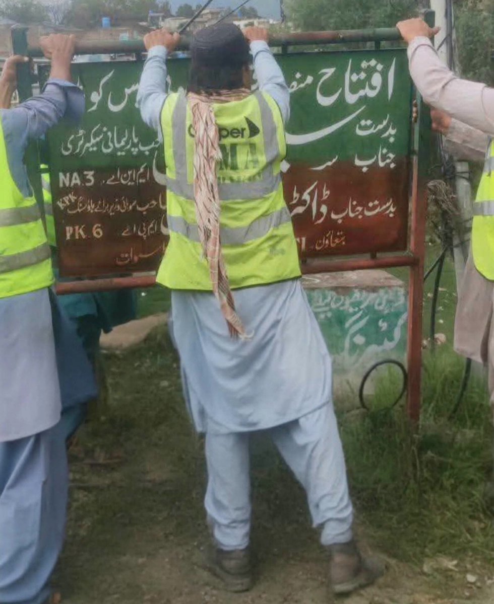 PTIPunjabPK's tweet photo. عسکری گورنر کنڈی کے حکم پر صوبہ بھر میں تحریکِ انصاف کے ترقیاتی منصوبوں کے بورڈز اور تختیاں اکھاڑے جا رہے ہیں! 

صوبائی وزیر ڈاکٹر امجد علی کے افتتاح کردہ منصوبوں کی تختیاں توڑ کر عوامی خدمت کے نشانات مٹانے کی کوشش کیوں کی جا رہی ہے؟ تختیاں توڑ کر عوام کے مینڈیٹ اور تحریکِ انصاف کے ترقیاتی کاموں کو مٹانا ممکن نہیں!

#آئین_شکن_راج_نہیں_چلے_گا 
#گورنر_راج_نامنظور