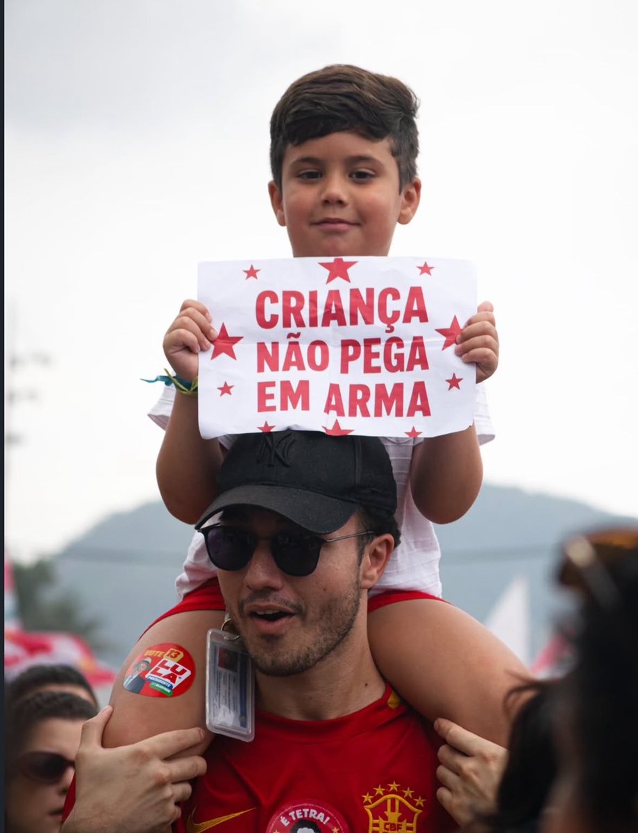 shaisolutt's tweet photo. a direita pode até existir. mas a base vem forte https://t.co/v7cVFkrFew