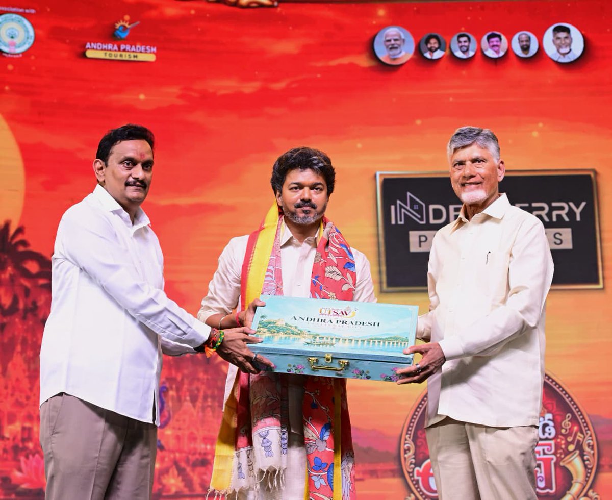 AndhraPradeshCM's tweet photo. గౌరవ ముఖ్యమంత్రి శ్రీ నారా చంద్రబాబు నాయుడు, తమిళనాడు ముఖ్యమంత్రి శ్రీ జోసెఫ్ విజయ్  నేడు విజయవాడ పున్నమి ఘాట్‌లో జరుగుతున్న విజయవాడ ఉత్సవ్ 2.0 వేడుకల్లో పాల్గొన్నారు. సాంస్కృతిక కార్యక్రమాలను తిలకించిన అనంతరం కార్యక్రమాన్ని ఉద్దేశించి ప్రసంగించారు. 
@ncbn @CMOTamilnadu https://t.co/pWv8ixzX1J