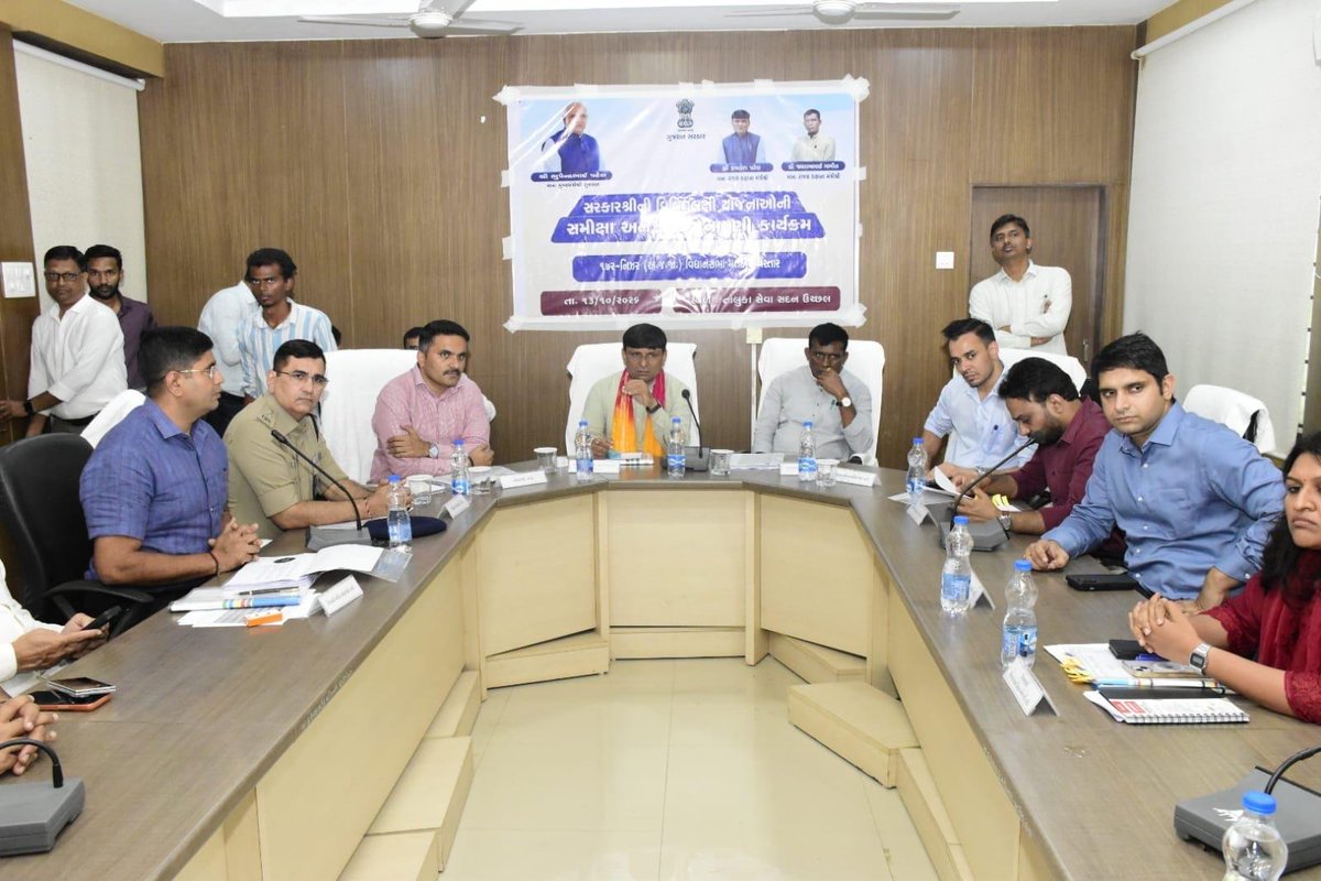 CollectorTapi's tweet photo. આજ રોજ તાપી જિલ્લાના ઉચ્છલ તાલુકાના મામલતદાર કચેરી ખાતે રાજ્યકક્ષાના માન. મંત્રીશ્રી કમલેશભાઈ પટેલ અને માન. જયરામભાઈ ગામીતના અધ્યક્ષસ્થાને સંકલનના અધિકારીશ્રીઓ સાથે સમીક્ષા બેઠક યોજવામાં આવી.
@CMOGuj
@PatelKamleshBJP
@revenuegujarat
@InfoGujarat
@infotapigog24 https://t.co/wboNe3AOXk