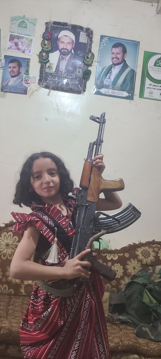 amenragh980's tweet photo. السلام عليكم ..ورحمه الله وبركاته ..
ابنتي الغالية..مرام ..
تتحدى الطيران السعودي وتقول نحن من سيدافع عن وطننا الغالي من ظلم ال سعود ..
هكذا هم أطفال #اليمن حتى بناتنا في جهوزيه عاليه ... https://t.co/2oX0tYR6Cv
