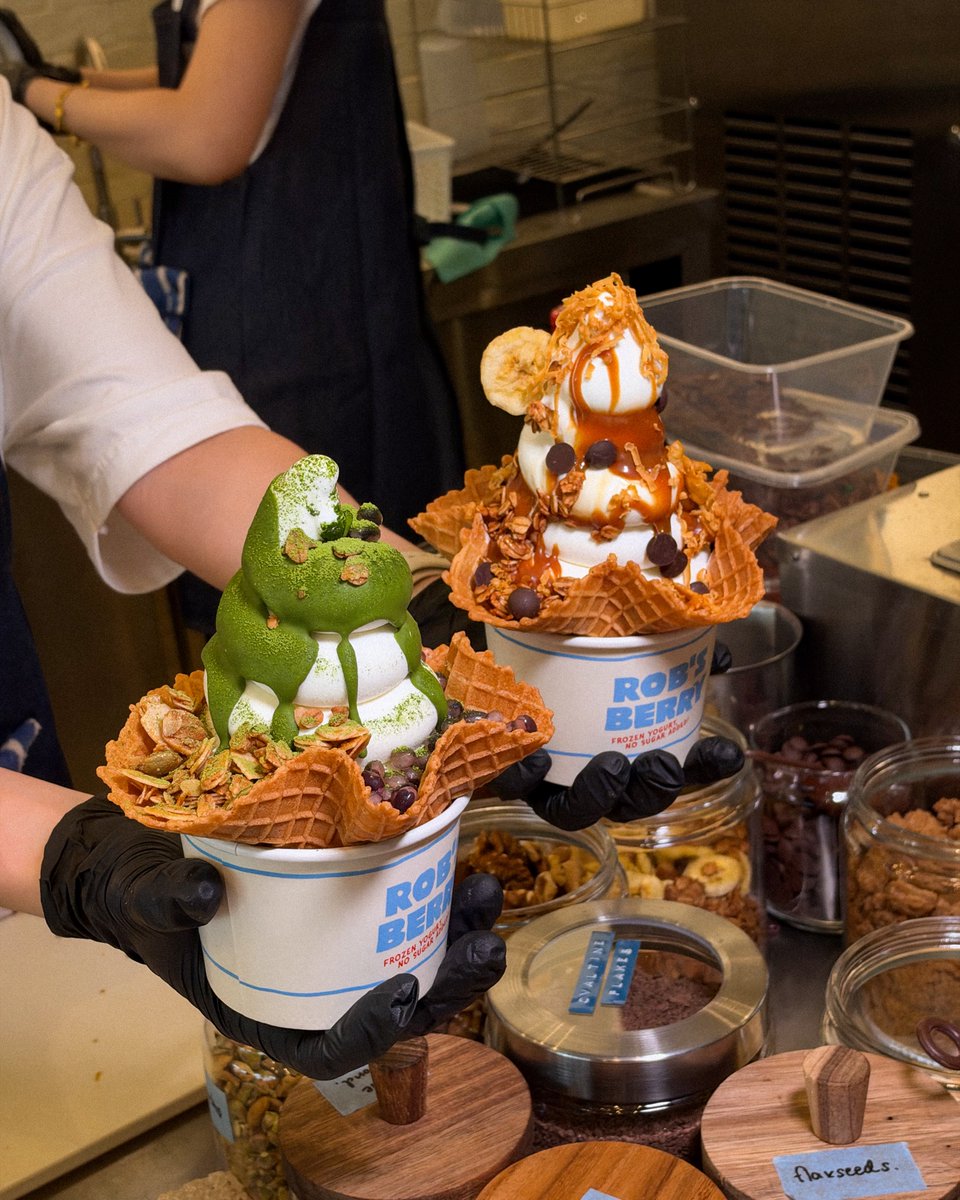 bjauntanywhere's tweet photo. Rob’s Berry 🍦🥝🍇 : ล่าสุดร้านโยเกิร์ตโฟรเซนสุดไวรัลจากเชียงใหม่เขามาเปิดที่กรุงเทพ ฯ แล้วนะทุกคน อยู่ตรงสีลมซอยคอนแวนส์นี่เอง ซึ่งเขาจะเสิร์ฟเหมือนที่เชียงใหม่เลยเป็นไอศกรีมโยเกิร์ตโฟรเครื่องแน่นที่มีท็อปปิ้งให้เลือกเยอะแบบสุด ๆ แล้วเมนูที่ห้ามพลาดเลยคือ Matcha Swirl ที่เขาจะราดซอสมัตจะเข้มข้นแล้วโรยด้วย (เราไม่แน่ใจมันคืออะไร แต่ฟิลลิ่งมันเหมือนไข่มุกป็อปเม็ดเล็ก���) มันจะเปาะแปะแตกในปาก เท็กเจอร์ดีมากอยากให้ลอง นอกจากนี้เขายังมีเมนู Acai Bowl กับเครื่องดื่มแบบโยเกิร์ตปั่นอีกด้วย

📌เปิดวันที่ 15 ตุลาคม วันแรกนะทุกคนน ปักหมุดได้เลย

📍พิกัด : ซอยคอนแวนส์,สีลม 🚝 BTS : ศาลาแดง
🚘 จอดรถในลานจอด ซ.พิพัฒน์ (มีคชจ)
🕰️เปิดทุกวัน : 9:00-18:00 น.