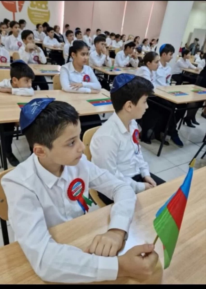 F_irani2's tweet photo. پسر یهـ//ـودی تو آذربایجان  کلاه میذاره، ولی دختر مسلمون باید بی‌حجاب باشه! :)

اسم اینو گذاشتن آزادی؟!

 عجب آزادیِ گلچین‌شده‌ای! 🤡 https://t.co/Cs9fOFL1fA