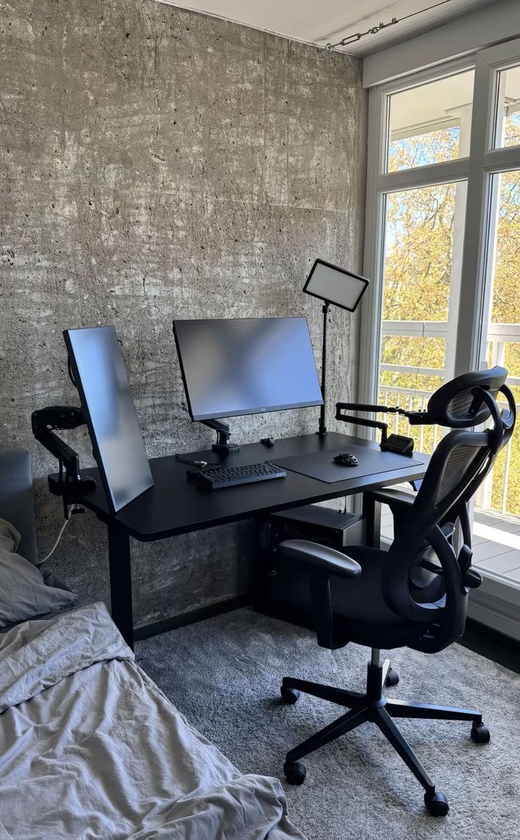 MenAuraHQ's tweet photo. Clean desk, sharp mind https://t.co/O4zbEqqKa7
