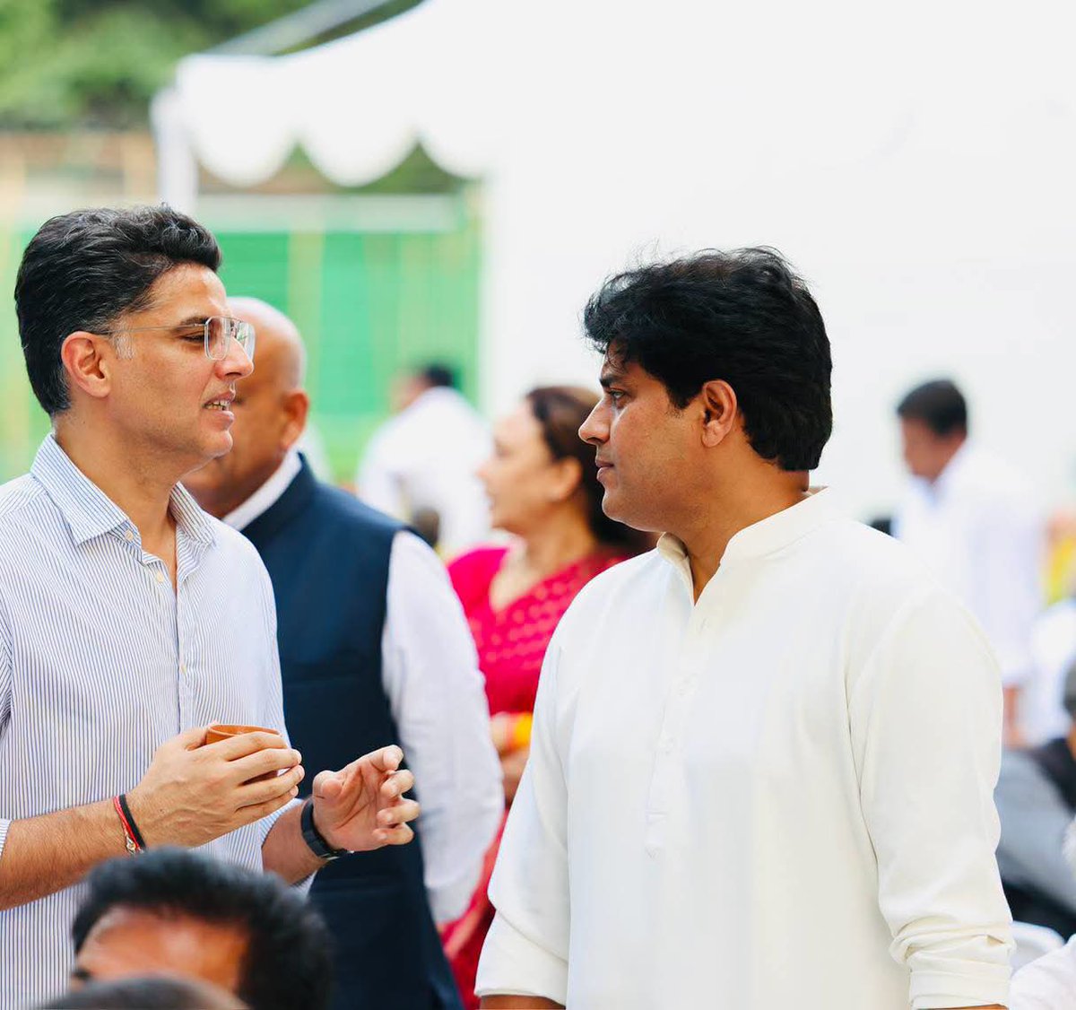 INCMinority's tweet photo. LoP Shri @RahulGandhi hosted leaders of the INDIA alliance, Opposition MPs, student organisations and civil society members for tea at his residence.

United in our resolve to defend the Constitution, protect democracy and safeguard every Indian’s right to vote.

📍 New Delhi https://t.co/eG1JjtZdSU