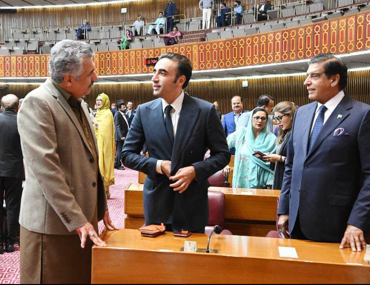 SyedAghaPPP's tweet photo. اسلام آباد: پاکستان پیپلزپارٹی کے چیئرمین بلاول بھٹو زرداری سے قومی اسمبلی کے اجلاس میں غیر رسمی ملاقات کی،

ملاقات می�� حلقہ این اے 230 میں جاری ترقیاتی منصوبوں اور ملیر کے عوام کے مسائل اور ان کے حل سے متعلق اقدامات پر بریفنگ دی۔ https://t.co/LyAjP0xhj6