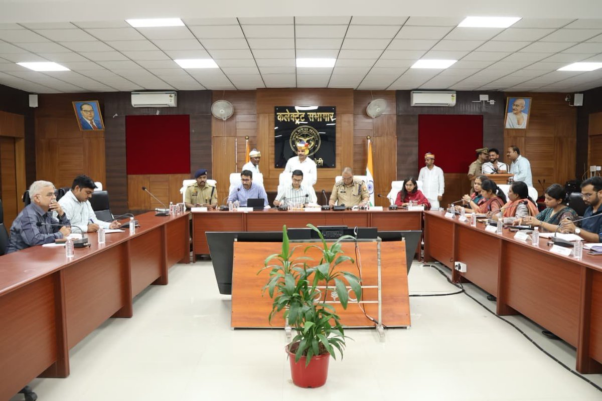 cdoamethi's tweet photo. मंडलायुक्त व डीआईजी अयोध्या परिक्षेत्र की उपस्थिति में आगामी त्योहारों के दृष्टिगत कलेक्ट्रेट में कानून-व्यवस्था की समीक्षा की गई। पूजा पंडालों/जुलूस मार्गों पर ड्रोन व CCTV से निगरानी, सुरक्षा, निर्बाध बिजली-पानी व विसर्जन स्थलों पर पुख्ता प्रबंध सुनिश्चित करने के निर्देश दिए गए।