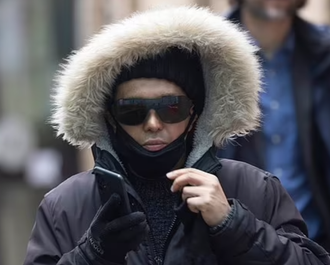 PolitlcsUK's tweet photo. 🚨 NEW: A civil servant allegedly used remote working and sick notes to juggle five Government jobs earning almost £350,000

Kashim Chowdhury was contracted to work 183 hours a week - more than the 168 hours in a week https://t.co/Msp3geeh1F