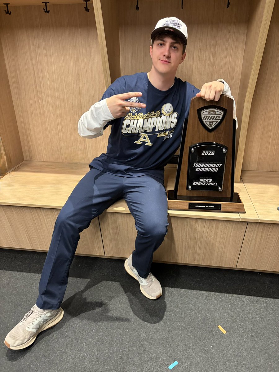 ZipsMBB's tweet photo. Happy Birthday @Blake23_7 🎉🎂💯

#GoZips🦘 https://t.co/BHTPA4D9nl