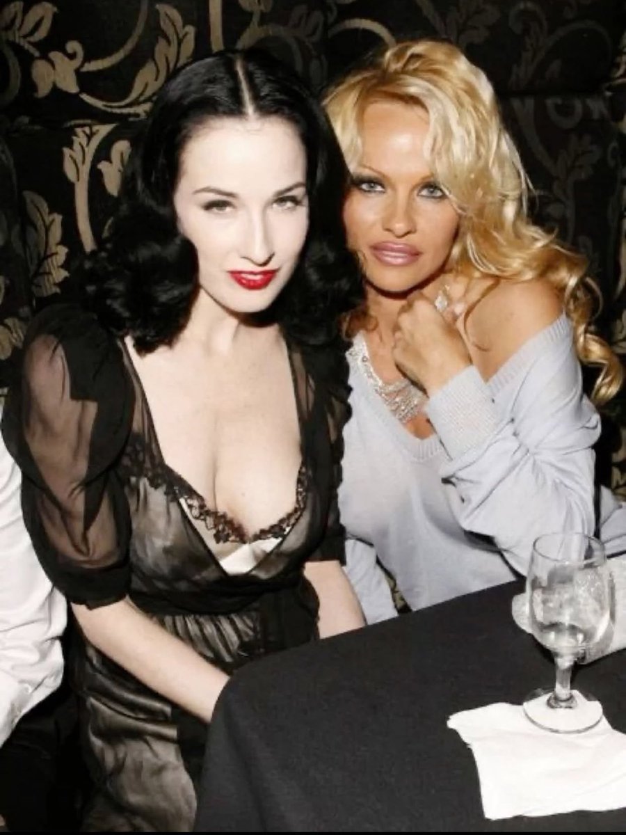 whotfisjovana's tweet photo. my two personalities https://t.co/1MDA8QY9E2