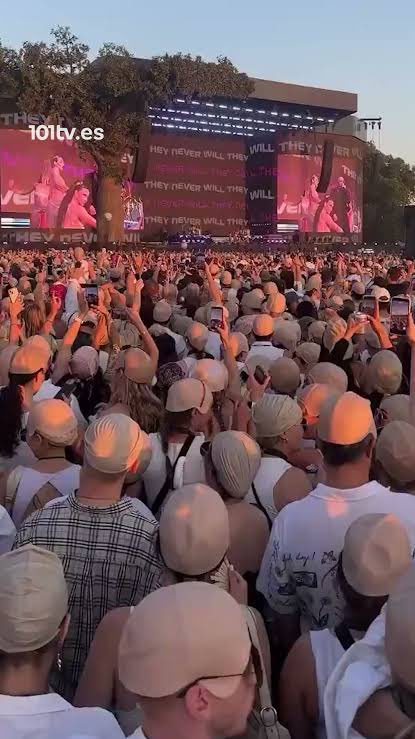 artkfes's tweet photo. Nosotras con pelucas rubias seremos como la revolución de los calvos en el concierto de pitbull 

#bangtanpalooza https://t.co/Pft1JCkc8j