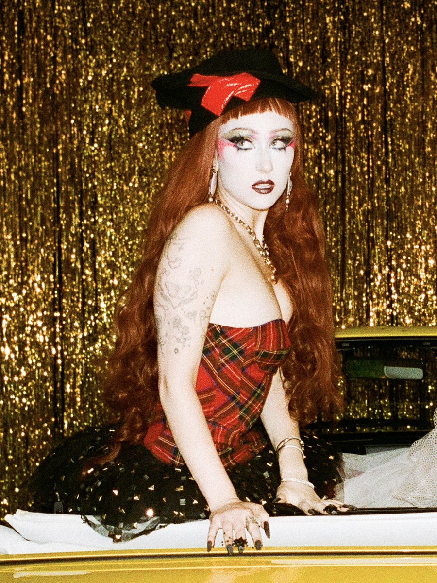 dailyroan's tweet photo. chappell roan wearing a vintage dolce &amp; gabanna tartan bustier for the ‘expectations’ remix ⋆.˚⟡ ࣪ ˖ https://t.co/vzPxcCs9kD