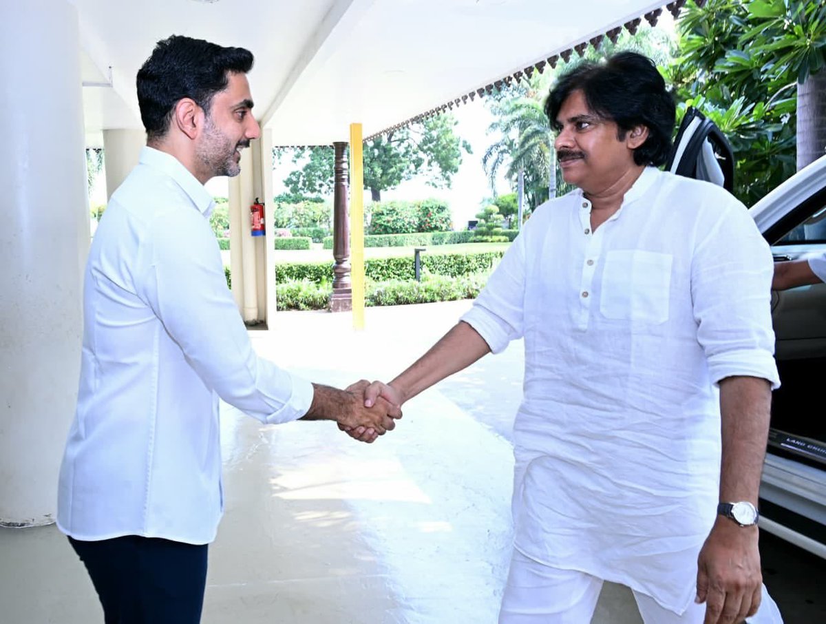 bunnykalyan49's tweet photo. ఓటు ట్రాన్స్‌ఫర్ అవుతుంది, ఫ్రెండ్లీ ఫైట్ అంటూ మాట్లాడుతున్న తెలుగు తమ్ముళ్లకు మేము చెప్పేది ఒక్కటే…

మాకు కూడా ఫ్రెండ్లీ కాంటెస్టే కావాలి. మా బలమేంటో మేమూ చూపించుకుంటాం!

2024లో రాష్ట్ర ప్రయోజనాలను దృష్టిలో పెట్టుకుని, పార్టీ ప్రయోజనాలను రెండో స్థానంలో పెట్టాం. జనసేన కార్యకర్తలుగా మేము చేసిన త్యాగం చాలు. ఇకపై స్థానిక సంస్థల ఎన్నికల్లో జనసేన బలం, క్యాడర్ ఆత్మగౌరవం, రాజకీయ ప్రాతినిధ్యానికి ప్రాధాన్యం ఉండాలి.

రాష్ట్ర అభివృద్ధిలో మీకు ఎంత వాటా ఉందో, మాకూ అంతే వాటా ఉంది. పొత్తు అంటే ఒకరి బలాన్ని మరొకరు గుర్తించడం.. ఒకరి రాజకీయ ఉనికిని మరొకరు గౌరవించడం!

మమ్మల్ని రెచ్చగొట్టడం ఆపి, మీ పని మీరు చూసుకోండి. మా పని మేము చూసుకుంటాం. ఫ్రెండ్లీ ఫైట్‌కు మేము సిద్ధమే.. ఫలితం ప్రజలే నిర్ణయిస్తారు!

2026 స్థానిక సంస్థల ఎన్నికల్లో జనసేన ఆత్మగౌరవం, క్యాడర్ బలం, తగిన రాజకీయ ప్రాతినిధ్యం మా హక్కు. దాన్ని అడగడంలో తప్పులేదు!

@JanaSenaParty @PawanKalyan

#JanaSena #APLocalBodyElections2026