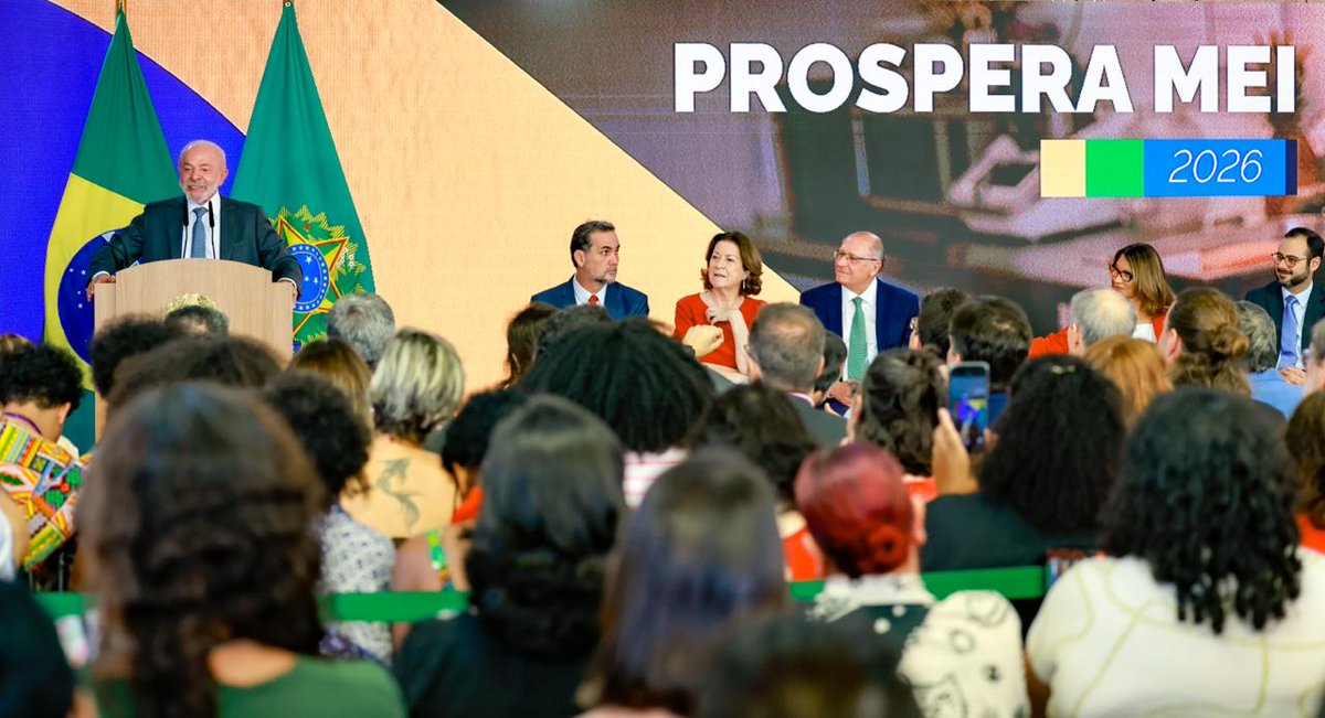 LulaOficial's tweet photo. Perdoar as dívidas de tributos federais dos MEIs. Resolver suas dívidas nos bancos, com o Desenrola 3.0. Reforçar nosso pedido ao Congresso para que priorize o projeto que aumenta o teto de faturamento dos MEIs para até R$ 140 mil e permite a contratação de um segundo funcionário. E manter a dispensa de notas fiscais para vendas a pessoas físicas.

Essas foram as medidas que apresentamos hoje para o microempreendedor individual. E planejamos fazer mais, como garantir um PixMEI de até R$ 5 mil para melhorar a estrutura dos pequenos negócios. 

Apoiamos e fortalecemos os MEIs para atender ao sonho de quem quer trabalhar por conta própria, quer crescer, progredir e prosperar. E para retribuir a vocês que acreditaram nesse país, investiram em seu próprio negócio, trabalharam duro e merecem o apoio do governo sempre que precisarem.

Prosperidade não é privilégio.  É um direito. Todo mundo tem direito de prosperar.

📸 @ricardostuckert