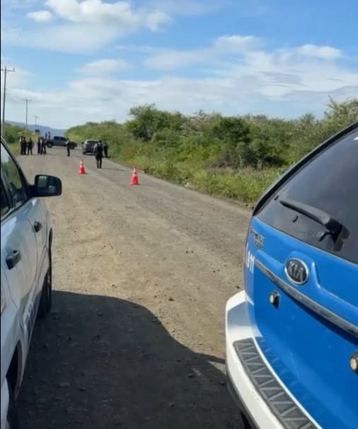 MantaNews92's tweet photo. #MANTA || El cuerpo descu4rtizado y hallado dentro de sacos en la vía al sitio Cárcel de Montecristi, sería Ronald Álava, un taxista que pertenecía a la Cooperativa Laercio Chiriboga de Manta, quien estaba reportado como desap4recido desde el pasado 9 de octubre del 2026. https://t.co/XQgWucd6en