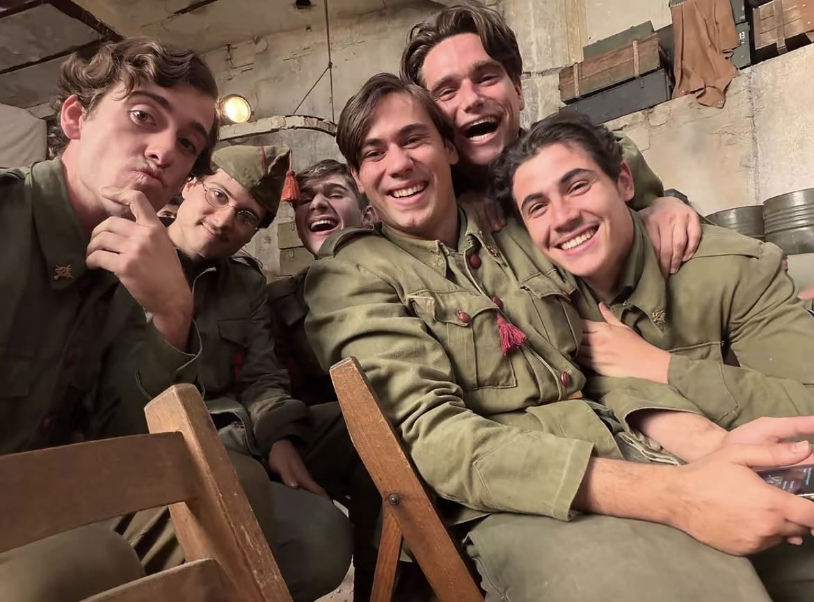 lbolanegradaily's tweet photo. hola!!! he creado esta cuenta dedicada a la bola negra para subir contenido diario sobre el la peli y el cast, espero que os guste <3 https://t.co/pkRhYU4rmn