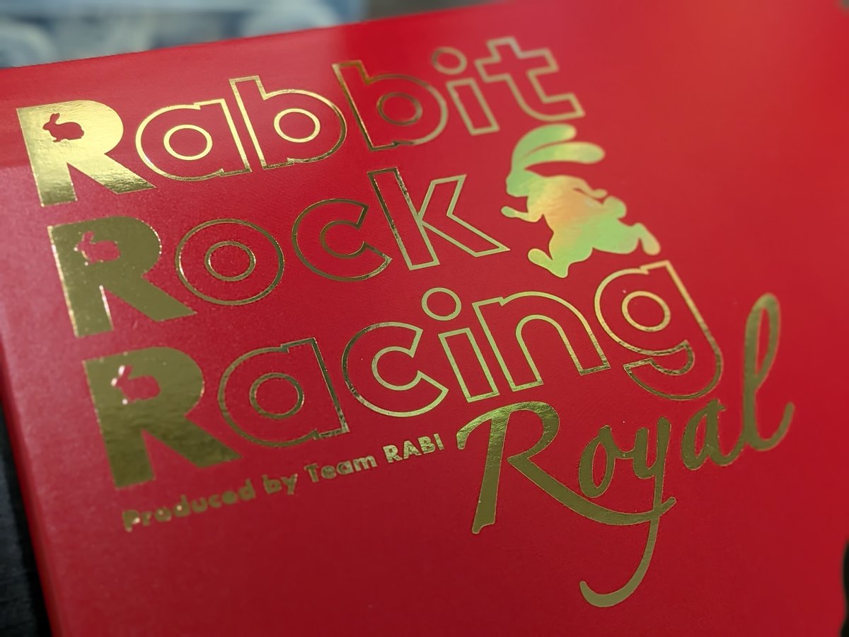 rabi_boardgame's tweet photo. 自薦になります✨
借金したお金をレースに賭けて大金を得たら勝ちというとんでもないゲーム『RabbitRockRacingRoyal』を頒布します！
2024年のゲムマで即完売し、再販要望が多くリデザインして作ったものになります🎉
2-5人で遊べて、他に例を見ず、言語依存はありません！ご検討ください😊
予約：https://t.co/hzLcEHF21L 
※10/15（木）まで
詳細：https://t.co/oEOQ7N380b
通販：https://t.co/YqmxB077Za

#ゲームマーケット #ゲームマーケット2026秋