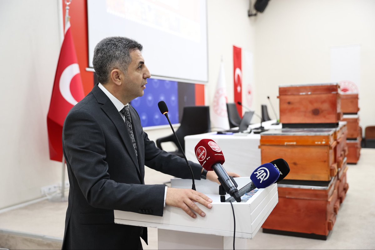 Ncttngnc's tweet photo. 🐝🍯Arıcılığımızı Güçlendiriyor, Üreticimizi Destekliyoruz!

Bakanlığımızca finanse edilen İl Müdürlüğümüz tarafından hayata geçirilen “Baldan Altın Kanatlara Yeni Kovan Projesi” ile ilimiz arıcılığını modernize ediyor, üreticilerimize güç katıyoruz.

📍2 Milyon TL bütçeli %75 hibe destekli projemizin lansman törenini; Valimiz Sayın Avni ÇAKIR, protokol üyelerimiz ve üreticilerimizin katılımıyla gerçekleştirdik. 

🧑‍🌾 100 üreticimize toplam 1.000 adet yeni tip kovan teslim edildi.

İlimiz arıcılığını geliştirerek bal üretim kapasitesini artırmaya, üreticimizin yanında olmaya ve potansiyelimizi değerlendirmeye devam ediyoruz.

@ibrahimyumakli @TCTarim @TR_HAYGEM