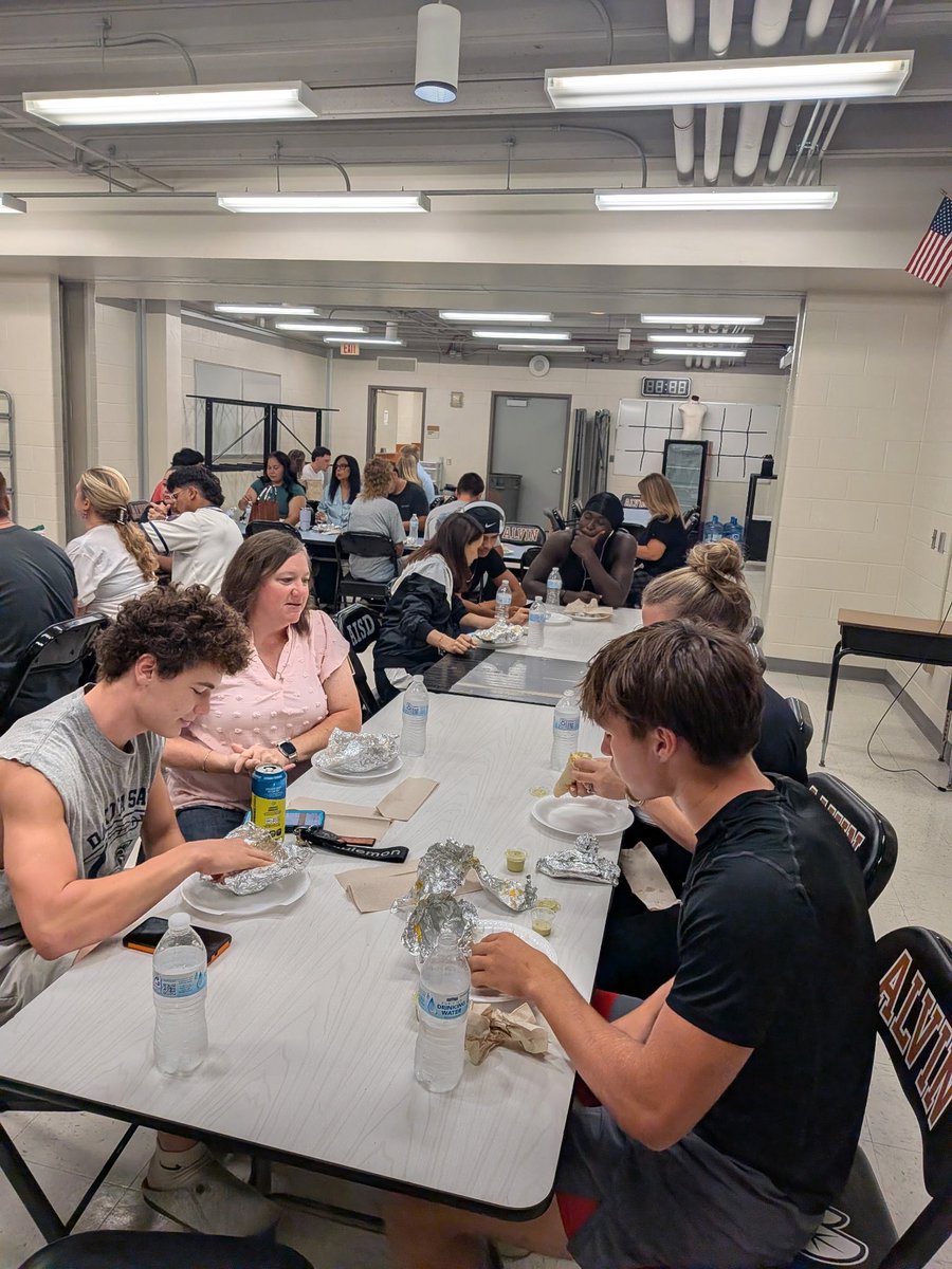 alvin_jacketfb's tweet photo. Special thanks to all our moms who came out for breakfast this morning, and to Juanita’s for supplying the breakfast tacos! #JacketPride #WeSeeYou @AlvinISDAth @AlvinHSJackets @AlvinAthletics https://t.co/WFETZF26ur