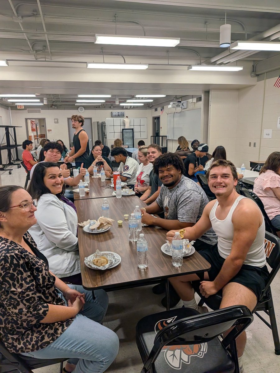 alvin_jacketfb's tweet photo. Special thanks to all our moms who came out for breakfast this morning, and to Juanita’s for supplying the breakfast tacos! #JacketPride #WeSeeYou @AlvinISDAth @AlvinHSJackets @AlvinAthletics https://t.co/WFETZF26ur