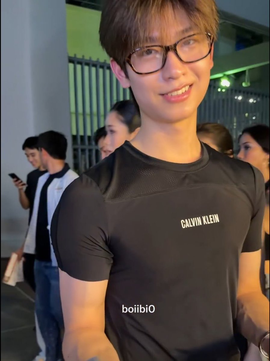 jezisss's tweet photo. พี่โทใส่แว่นจิง แล้วใส่ calvin klein ด้วย 😭😭😭😭 โคตรฮอตเนิร์ดเลย ้้ 🤸🏼‍♀️🚰🤸🏼‍♀️🚰🤸🏼‍♀️ ดูหุ่นคุนเขา . https://t.co/vwmSXvOFef