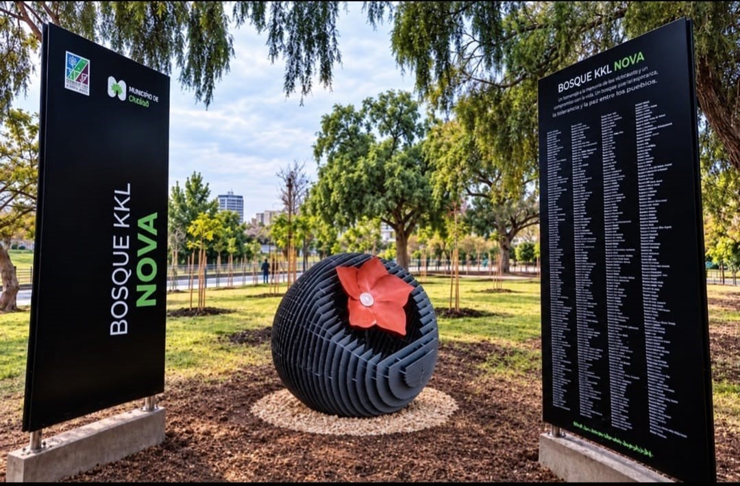 clarincom's tweet photo. MENDOZA INAUGURÓ EL PRIMER BOSQUE NOVA FUERA DE ISRAEL EN HOMENAJE A LAS VÍCTIMAS DEL 7 DE OCTUBRE

Lectura rápida
En Mendoza se inauguró el Bosque KKL Nova, el primer espacio de memoria fuera de Israel dedicado a las 417 víctimas del ataque terrorista de Hamas vinculado al Festival Nova, el 7 de octubre de 2023. El homenaje recuerda a 364 asistentes y 53 policías y militares que los defendieron. El proyecto fue impulsado por la Municipalidad de la Ciudad de Mendoza, KKL Argentina, la Kehilá, el Consulado Honorario de Israel y la Asociación Nova.

Árboles para la memoria
El bosque cuenta con 417 árboles, uno por cada víctima, y una escultura central llamada “Semilla de Kalanit”, del artista argentino Emiliano Sacco. Durante la inauguración, el gobernador Alfredo Cornejo destacó la importancia de la memoria y afirmó: “Ninguna diferencia, causa o ideología puede justificar el terrorismo ni el asesinato de civiles”.

Memoria y esperanza
Familiares de las víctimas viajaron desde Israel para participar de la ceremonia y plantar árboles en recuerdo de sus seres queridos. “La memoria es lo único que nos queda”, expresó Mirtha Werber, madre de Alon, una de las víctimas. Por su parte, Yael Haramaty, madre de Idan, destacó el significado del homenaje: “Me recuerda que incluso del dolor más profundo puede nacer vida”.

(+) en Clarín: https://t.co/faHBsCwlhZ