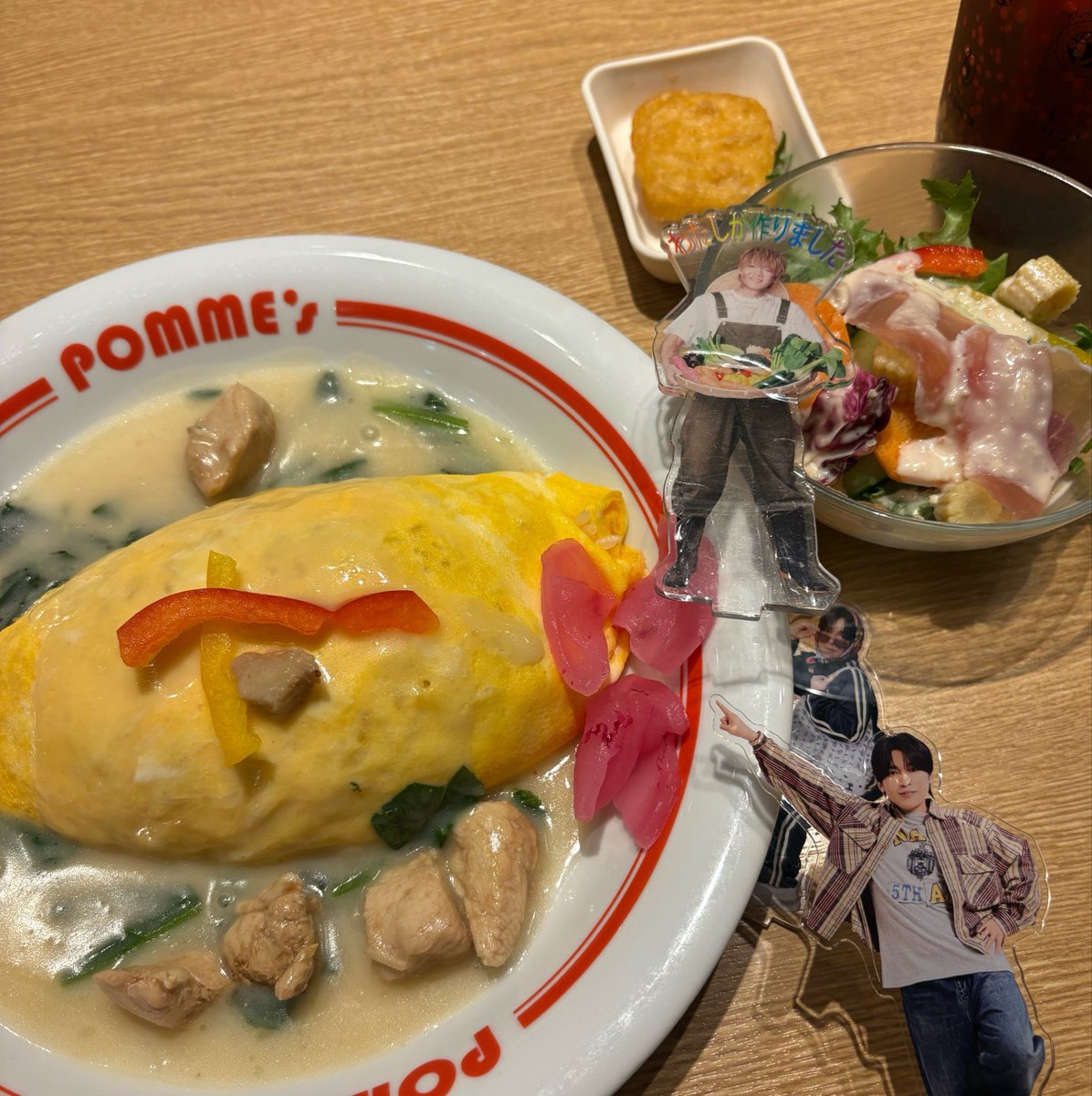 hamuta_aiueo's tweet photo. お仕事おわ！帰ったら寝る💤
連休明けしんどい普通に😌

そういえば現場の日に食べたオムライス
アクスタ大優勝。大活躍☺︎

また明日も起きれますよーに♡
ﾄﾞﾝﾄﾞﾝ ⭐︎ｳﾄﾞﾝ ｳﾄﾞﾝ ｳﾄﾞ~ﾝ⭐︎ https://t.co/9itvXgj5UR