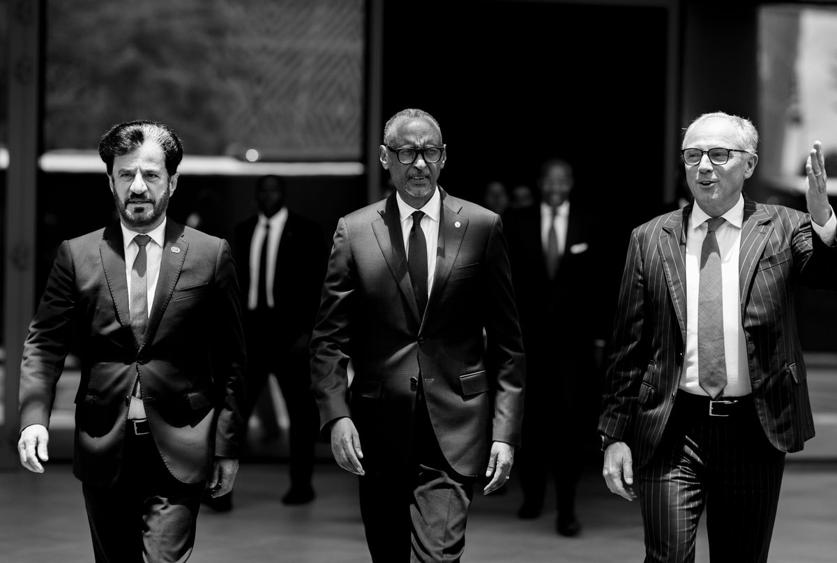 IGIHE's tweet photo. Nyuma yo gutangaza ko u Rwanda ruzakira Formula 1 African Grand Prix, Perezida Kagame na Madamu Jeannette Kagame bakiriye ku meza Perezida wa FIA, Mohammed Ben Sulayem, Perezida wa F1, Stefano Domenicali, abayobozi b’ibigo byigenga ku mugabane n’abafatanyabikorwa bo mu muryango w’abasiganwa mu modoka.