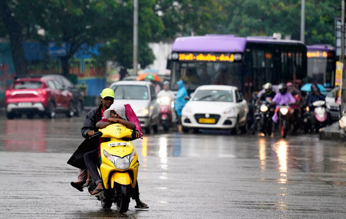 ChennaiVaanilai's tweet photo. Expect the day to start with the rains tomorrow .These are not gonna be havoc and should be enjoyable one. Do carry umbrellas and raincoats from tomorrow. After a long dry spell, much needed monsoon for us. Red thakkalis are miles away from us finally 🤩🤩#chennai #chennairains https://t.co/l2rYDLyzfL