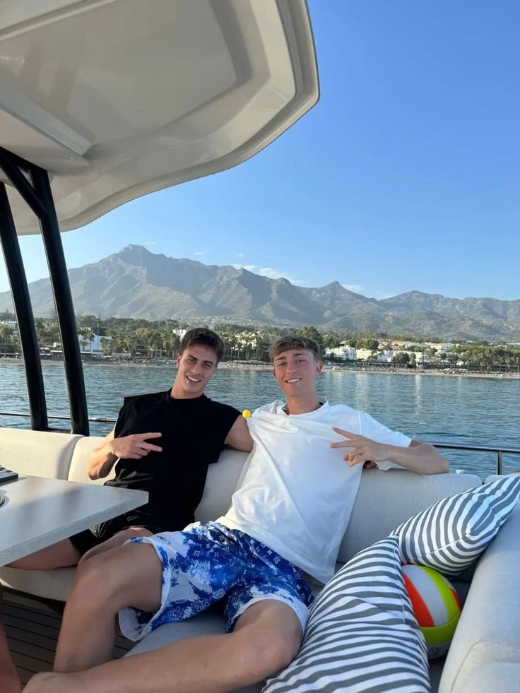 freiesherz's tweet photo. #Denanarda au

Dean y Kenan llevan un par de meses saliendo, todo iba bien, hasta que los dos comenzaron a sentirse muy monótonos. Probaron de todo en la cama (incluso en otros lugares), pero no se sentían complacidos. Hasta que una noche conocen a un lindo omega llamado Arda. https://t.co/EibHrAJWR5