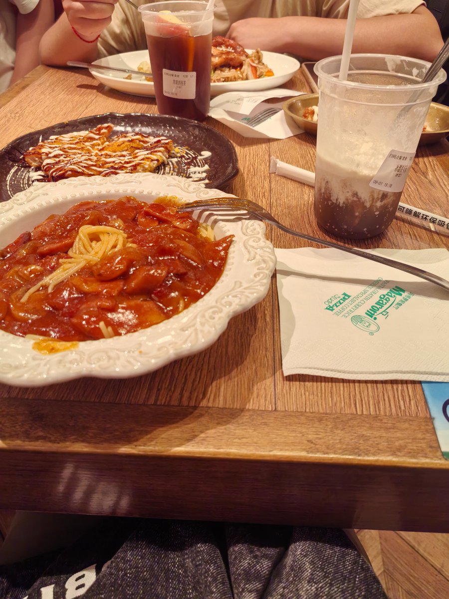 uef1234's tweet photo. 同样上海还有另外一个“ドクター食堂”，叫玛格萝妮披萨屋。这两家餐厅25年的时候热度还一般，但自26年音律联觉开始基本上一位难求，我在今年的鹰角嘉年华期间也去了一次，中午定的位子，晚上七点才排到我。但餐厅氛围很好，食物好吃又实惠。

总之如果有博士来上海的话，这俩家餐馆是值得一去的呢 https://t.co/S4Ll1G5cAs
