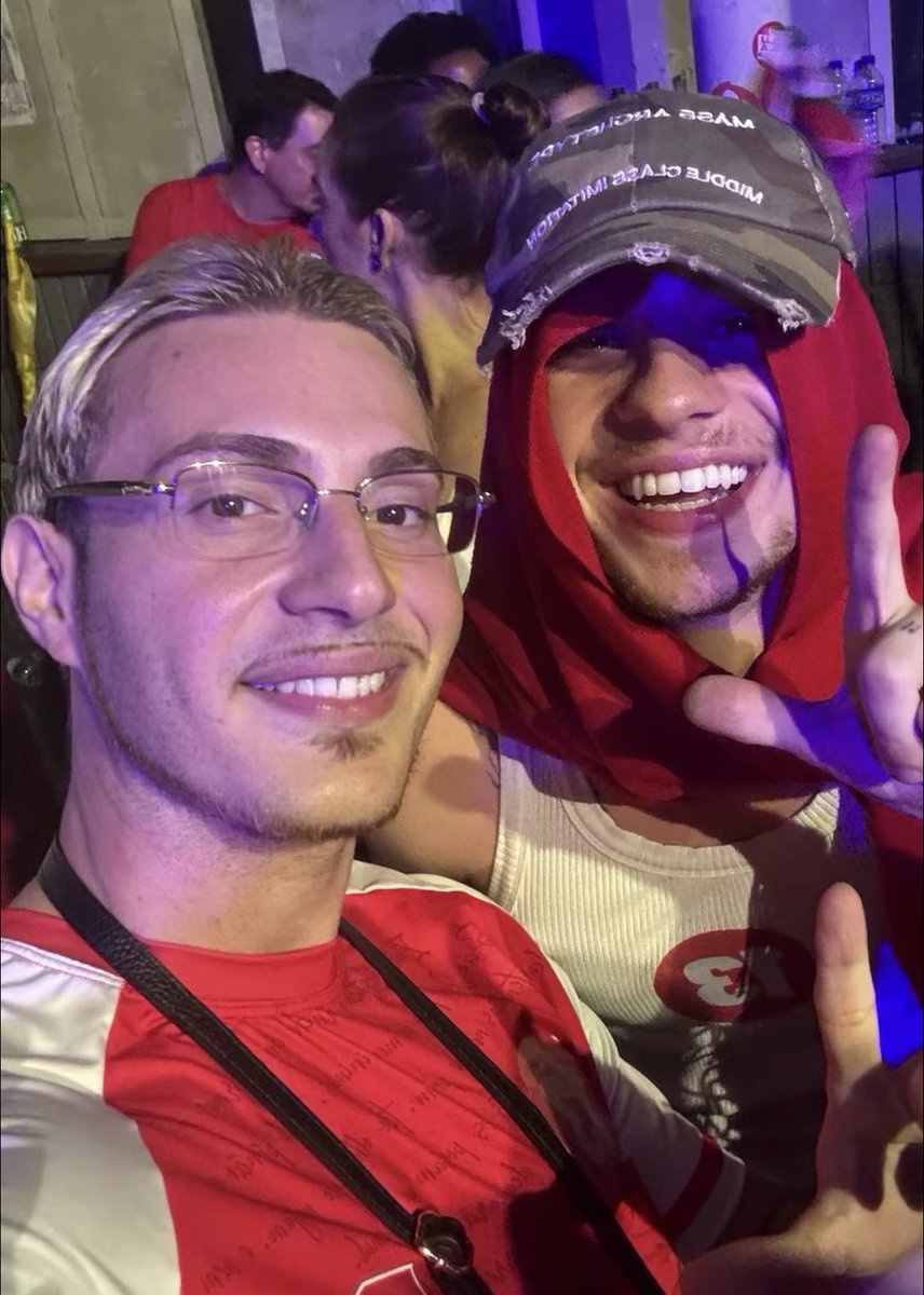 sararahbot's tweet photo. Gente alguém faz um vídeo deles dois agora e me manda na dm Juliano floss dando pra ele  https://t.co/Zbj5wXwgso