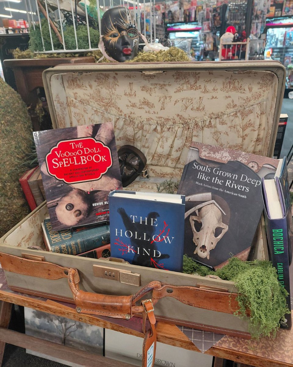 bookmans's tweet photo. Nothing says 'unsettling' quite like a good old Southern Gothic tale. 🪦🐍🕯️

Spanish moss, French Quarter shadows, and stories that stick with you long after dark. It's the perfect time of year for Southern Gothic horror.

#BookmansFinds #SouthernGothicHorror https://t.co/XCuk50SmFn