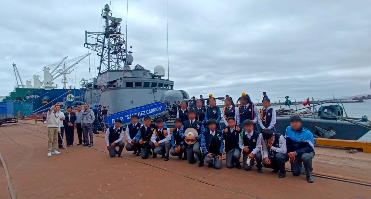 naval_peru's tweet photo. #MGPNoticias El B.A.P. “Sánchez Carrión” recibió en Matarani, Arequipa, a estudiantes, docentes, asociaciones y trabajadores portuarios, quienes conocieron sus instalaciones y las funciones de la Marina de Guerra del Perú, promoviendo la conciencia marítima y el legado de Grau https://t.co/2I6yi8c7w8