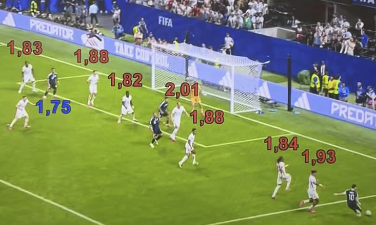 NoContextPES's tweet photo. La derecha de Messi = una final del mundo
La izquierda de Ronaldo = gol al Al-Taawon https://t.co/RYyb16Btrv