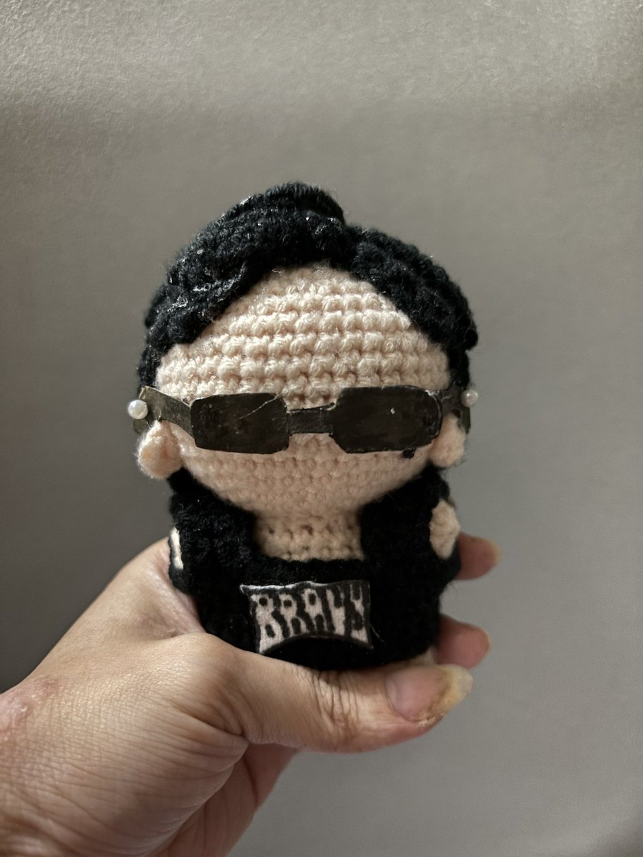 blancseamist's tweet photo. ✨BRAVYSON✨

Akhirnya jadi juga 😭 dengan skill yg terbatas ini banyak trial n error nya, ini pun ga perfect 😭🫶🏻 this is my first time make an amigurumi

Iya tau logonya jelek, susah bezirrr bikinnya, kacamata juga masi mikir mau digimanain krn itu pake jarum pentul ditancep https://t.co/eCiESaZAhZ