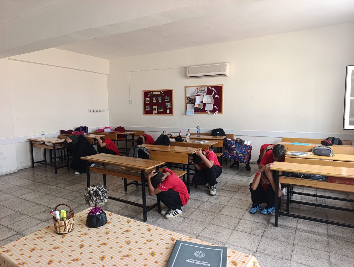 KargicakO's tweet photo. Bugün okulumuzda öğrencilerimizle birlikte deprem tatbikatı gerçekleştirerek afet anında yapılması gerekenleri uygulamalı olarak deneyimledik. Unutmayalım: Afetler değil, önlem almamak riskleri büyütür🌿 @MersinMEM @SilifkeArGe https://t.co/QFlaHgnFyy