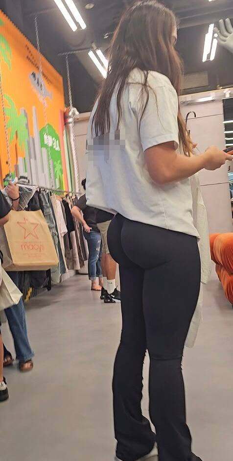 chinohotako's tweet photo. WOW, THE TWO MOST BEAUTIFUL CAKES I've ever seen, I had to record ! #candids #creepshot #candid - MORE VIDEO IN BIO !!π· https://t.co/lx4Scu6pdT