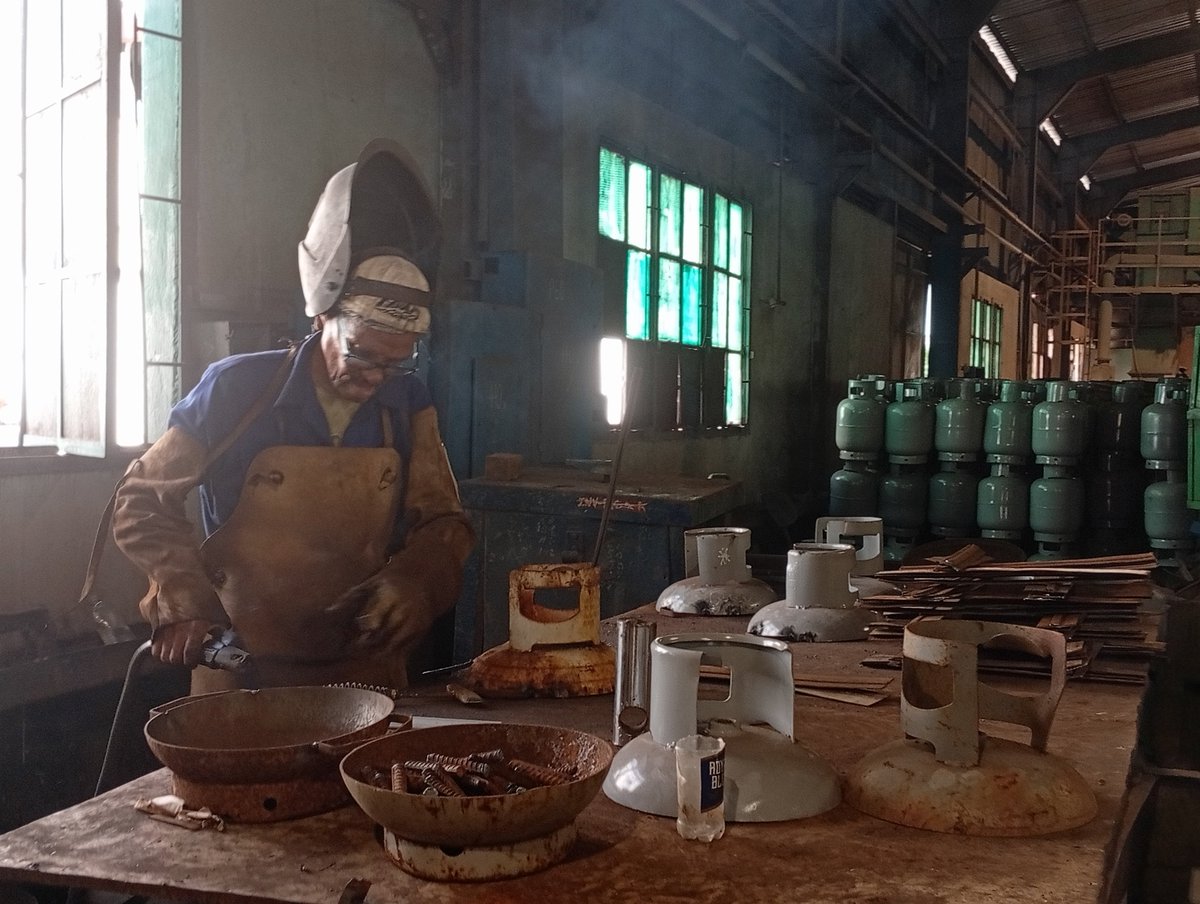 Fernandodek7q1's tweet photo. Desde la #CTCMatanzas reconocemos a los Titanes de la innovación de la empresa Conformadora de Metales Noel Fernández. Estos #MatancerosEnVictoria son héroes cotidianos de la producción. @Colina_CTCuba @mariofsabines @Sindicalcubano @ArletyBarazal https://t.co/Htw8h95bn4