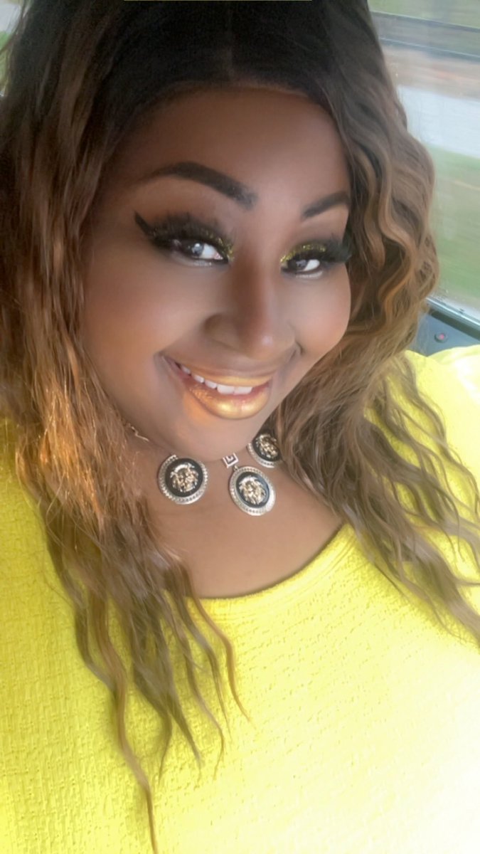 Queenladyk09's tweet photo. 10/12/26 Picture of Me in Black and Yellow Flow 🖤💛🖤💛 https://t.co/VSY3HHylhB