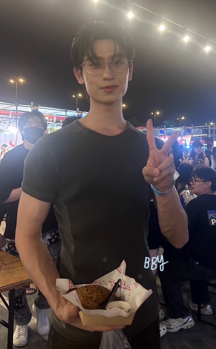 irelftn's tweet photo. อิเหรี้ยใครเข้าใจกุบ้างล่ะ พวกตี๋แว่นแม่ง https://t.co/fOeGnYIOOp