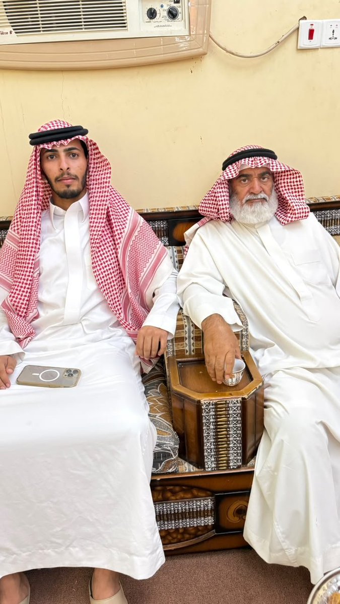 7mllah's tweet photo. تشرف هذا اليوم ابناء الشيخ /
حوال محسن ابن ذيخان رحمه الله 

بزيارة أعضاء للجنة اعتاق رقبة السجين 
معيض مضحي المظيبري الرشيدي 
وعلى رأسهم الشيخ / صلاح فريحان ابن عدوان 
في ديوانهم الكائن في بلدة الخريشاء  بمحافظة ابانات 

وشكراً للأعلامي /
صالح سليمان https://t.co/FCrfqGIaJh