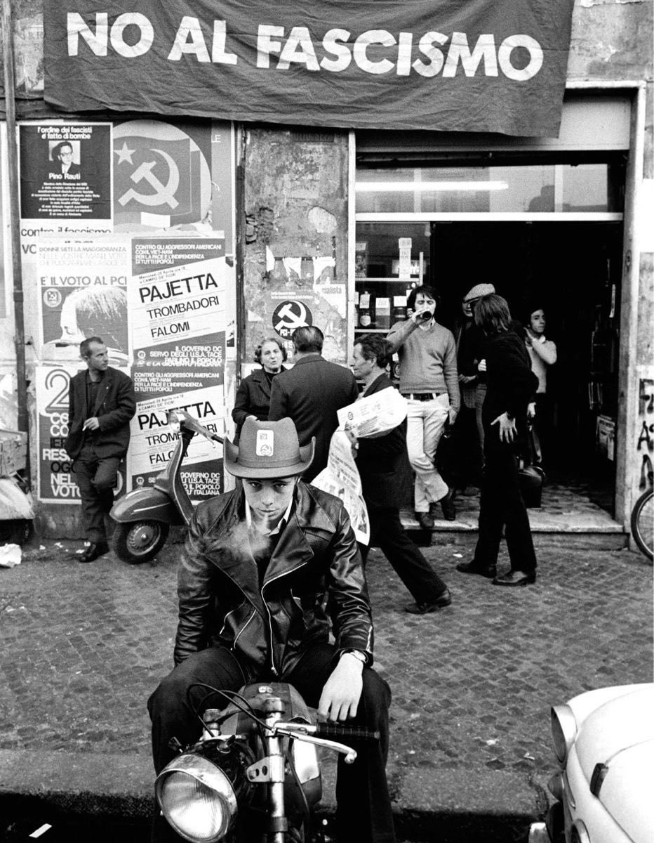 Intcomunismpic's tweet photo. Desde tiempos soviéticos, una tienda contra el fascismo. https://t.co/bzA5C9nMAH