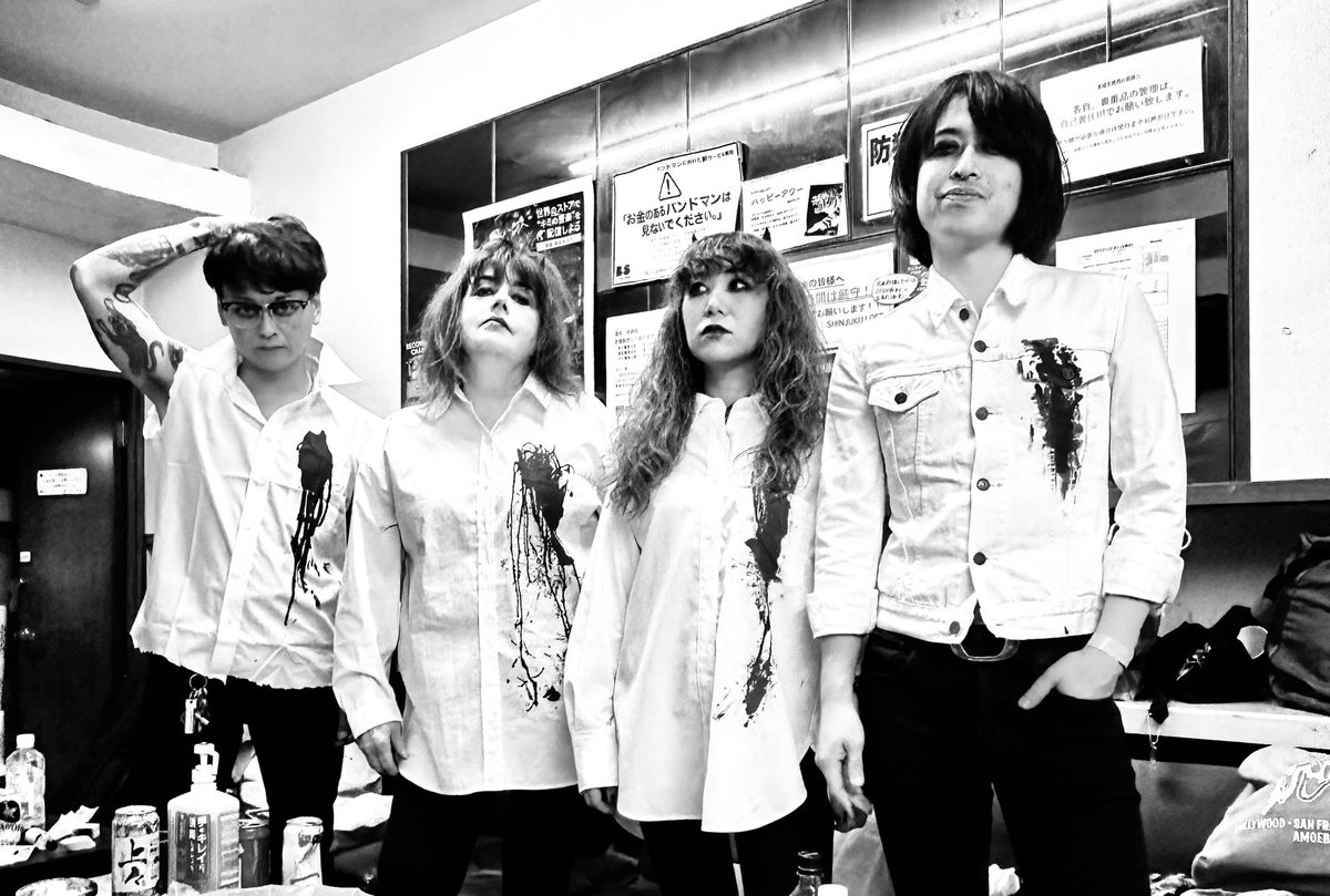THELETSGOsCOCO's tweet photo. ニッキースタジオの日って、ついこのときのボーダーを着てしまう😹
Nikki &amp; The Corvettesの仮装と、ハートブレイカーズの仮装をした2023年のハロウィンボール🎃 https://t.co/gsT0VJIQGa