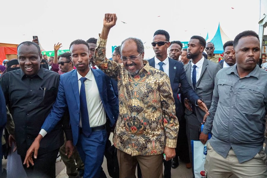mogadishueye's tweet photo. Somali President Hassan Sheikh Mohamud toured the #SomSouk Expo, engaging with local business owners and viewing products and services on display.

The event highlights #Somalia’s growing entrepreneurial sector and efforts to boost local trade and investment. https://t.co/2KKSeBAYAg