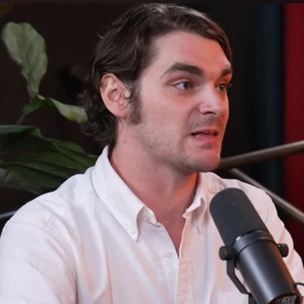 Indie5051's tweet photo. Mensajes de texto revelaron que RJ Mitte estaba frustrado por tener dificultades para encontrar trabajo tras el éxito en 'Breaking Bad'.

En un mensaje de abril de 2022, Mitte escribió: "Estoy buscando cosas interesantes para hacer; recibo muchos guiones en los que solo sería un accesorio, sin ninguna profundidad, tres líneas, como mucho. Ahora estoy escribiendo mis propias cosas."

La situación no mejoró cuatro meses después, cuando escribió: "Solo estoy haciendo animación; nadie me quiere en pantalla... es una mierda, muy irritante."

También relató ser ignorado por directores de casting debido a su discapacidad.

"Cuando audiciono para un papel, a veces me dicen que el personaje no tiene discapacidad, y pienso: ¿por qué el personaje no puede tener discapacidad?", escribió en abril de 2017.

(vía: Page Six)